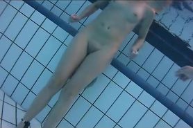 Nackt im Schwimmbad