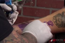 Amber Luke masturbates while getting tattooed