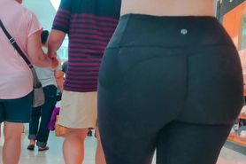Huge PAWG at the Mall