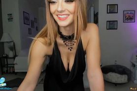 Camshow babe getting her huge boobs out