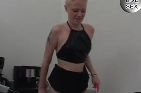 Blonde amateur girl masturbates - Julia Reaves