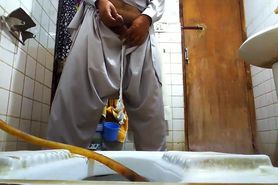 pakistani gay pissing in toilet