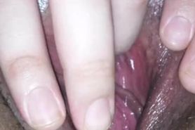 Gordita en medias masturbándose hasta el orgasmo
