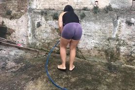 bunduda lavando quintal