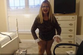 Mature housewife with beautiful smile loves to give pleasure