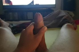35 jarige man lekker met zen mooie pik aan et spelen voor de tv