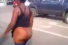 NIGERIAN Big Ass girl Publicly Flashing, Twerking, Marstubating