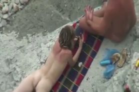 Camra gets old guy banging young girl on the beach