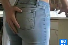 Cette petite salope en tight jeans se fait peloter le cul