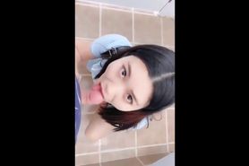 Hot Asian Teen i public restroom