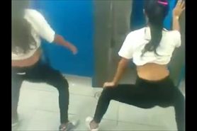 Meninas dancando funk escola