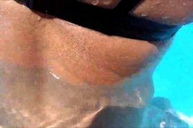 Fucking a hot chick in the pool