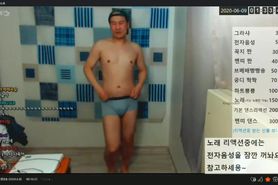 Korean takoyaki head Han Chang suck helicopter cock on livestream.