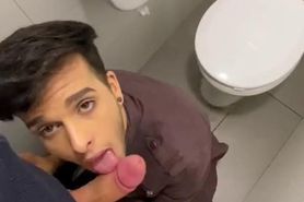 YouTuber chupa pija en los baños públicos - Seba Terry