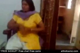Indian sex video of an Indian aunty showing her big boobs live cam boobs we