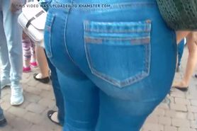 Juicy round big ass milf in jeans
