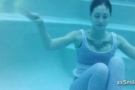 Hot Girl Yogapants Underwater