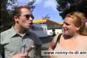 Ronny und sein Kameramann machen sich an 3 Hausfrauen ran