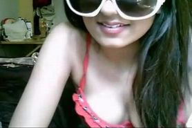Super hot Desi babe putting up a show on webcam
