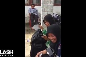 hijab girls laughs at wanker