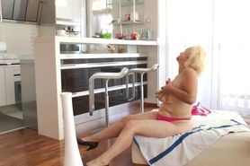 Mature.nl - Horny housewife Janice loves to get wet and wild