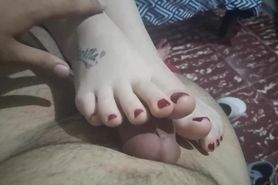 Hermosos pies blancos me masturban - beautiful pale feet masturbate me