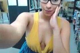 Live Webcam babe fingering her pussy