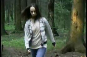 Girl im Wald richtig durch gefickt