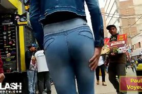 Linda Flaquita en jeans ajustados
