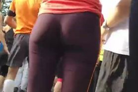 Round ass in tights gets spied during yoga