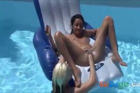 elle fist sa copine dans la piscine - video 1