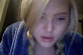 Blondine fingert sich vor ihrer Webcam - Teil 1