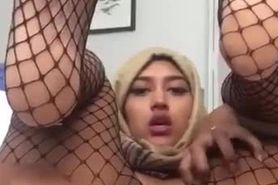 Paki desi hijabi fingering her ass
