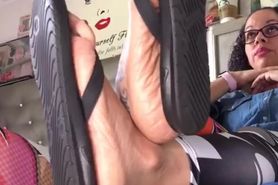 Deedee feet in Nike flip flops