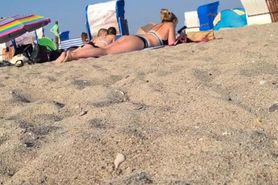 Großer Blondinen Arsch im Bikini am Strand
