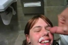 elle suce aux toilettes avec ejac faciale