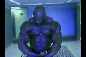 The bodybuilder homeless, now the small young guy spent the night with the huge giant !