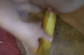 sexy kleine macht es sich mit banane - video 1