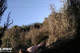 Man sunbathes naked, women and mean see him in ...