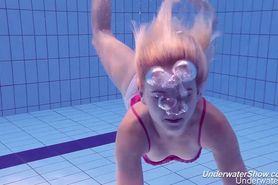 Proklova takes off bikini and swims under water
