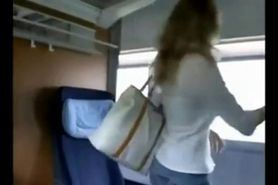 Geile blonde MILF hat Sex im Zug