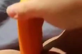 Napalona nastolatka robi sobie dobrze marchewk?