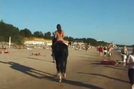 Desnuda a caballo.