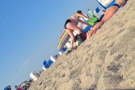 Großer fetter Arsch im Bikini am Strand