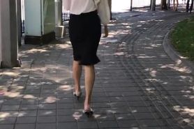 White silk blouse pairing black skirt, classic office lady look