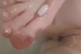 Horney teen mastrubate her clitor with foot in bathroom