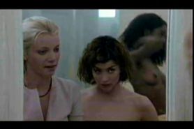 Amy Smart - Nude Lockeroom Scene