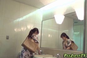 Japanese babes pissing - video 1