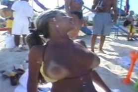 Hot bodybuilder chick at the beach can make her titties jump