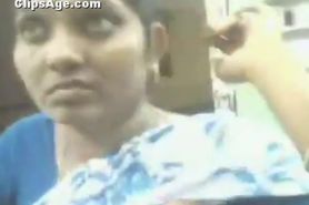 Hot TAMIL Aunty Show her Boobs for sucking in a Mobile Shop